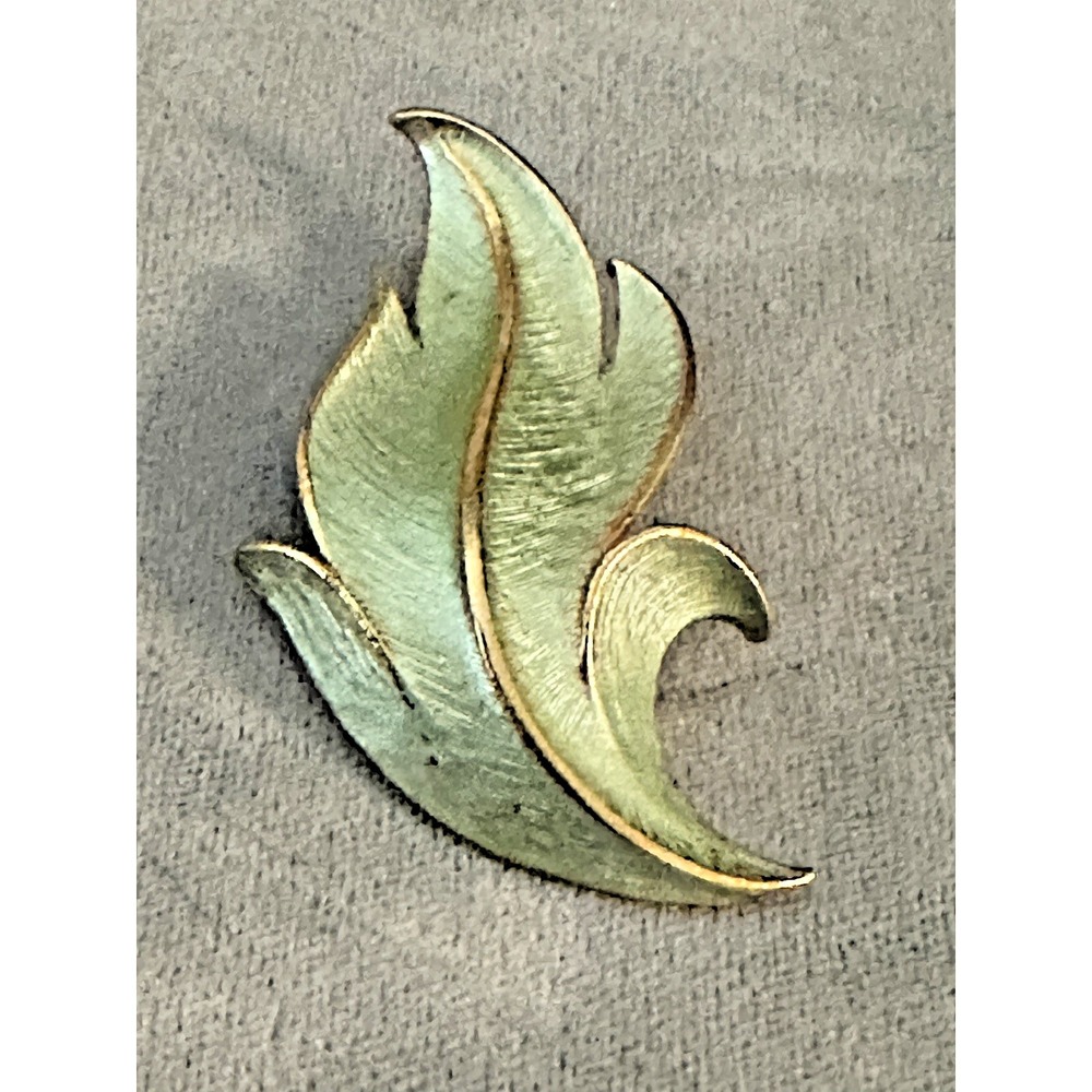J J Green Textured Leaf Brooch Gold Tone 2"